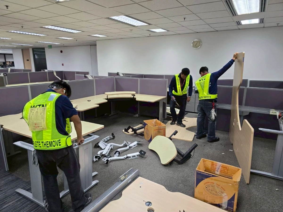 ผลงานการรื้อถอดขนย้ายประกอบติดตั้งเฟอร์นิเจอร์โต๊ะทำงาน